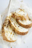 Veterostat bröd för frukost med smör och honung på vit bakgrund closeup arkivbilder Veterostat bröd för frukost med smör och honung på vit bakgrund closeup arkivbilder