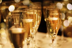 Vetri di champagne con fondo festivo fotografia stock libera da diritti Vetri di champagne con fondo festivo fotografia stock libera da diritti