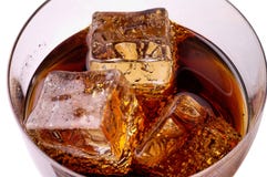 Vetro della bevanda della cola con ghiaccio fotografia stock Vetro della bevanda della cola con ghiaccio fotografia stock