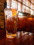 Vetro di acqua ghiacciata con il limone sulla tavola di legno nella regolazione del ristorante Nessuna gente fotografia stock Vetro di acqua ghiacciata con il limone sulla tavola di legno nella regolazione del ristorante Nessuna gente fotografia stock