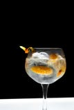 Vetro di gin e di tonici con ghiaccio fotografia stock libera da diritti Vetro di gin e di tonici con ghiaccio fotografia stock libera da diritti