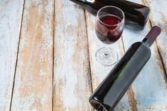 Vetro di vino e bottiglia di vino su vecchio fondo di legno fotografia stock libera da diritti Vetro di vino e bottiglia di vino su vecchio fondo di legno fotografia stock libera da diritti