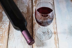 Vetro di vino e bottiglia di vino su vecchio fondo di legno immagini stock libere da diritti Vetro di vino e bottiglia di vino su vecchio fondo di legno immagini stock libere da diritti