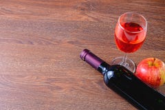 Vetro di vino rosso e di una bottiglia di vino fotografie stock Vetro di vino rosso e di una bottiglia di vino fotografie stock