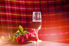 Vetro di vino rosso sulla regolazione romantica della tavola di concetto romantico di amore della cena dei biglietti di S. Valent fotografia stock libera da diritti Vetro di vino rosso sulla regolazione romantica della tavola di concetto romantico di amore della cena dei biglietti di S. Valent fotografia stock libera da diritti