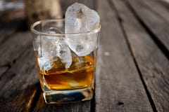 Vetro di whiskey scozzese con ghiaccio immagine stock libera da diritti Vetro di whiskey scozzese con ghiaccio immagine stock libera da diritti