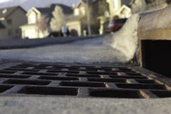 Vew de creux de la jante et tempête s'écoulent dans le voisinage image libre de droits Vew de creux de la jante et tempête s'écoulent dans le voisinage image libre de droits