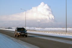 Vew van Surgut gres-2 van weg nizhnevartovsk-Surgut, op een ijzige de winterdag De pijpen van thermische elektrische centralesroo stock foto Vew van Surgut gres-2 van weg nizhnevartovsk-Surgut, op een ijzige de winterdag De pijpen van thermische elektrische centralesroo stock foto