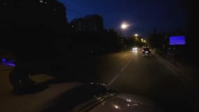 Veículo dos primeiros socorros que alcança carros na noite que conduz na chamada de emergência do acidente filme Veículo dos primeiros socorros que alcança carros na noite que conduz na chamada de emergência do acidente filme