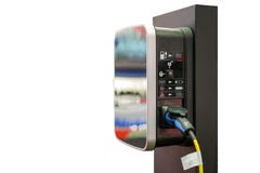 Veículo elétrico que carrega a estação de Ev com a tomada da fonte do cabo distribuidor de corrente para o carro de Ev isolado no imagem de stock royalty free Veículo elétrico que carrega a estação de Ev com a tomada da fonte do cabo distribuidor de corrente para o carro de Ev isolado no imagem de stock royalty free