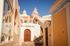 Via della città di Fira sull'isola più romantica del mondo Santorini immagine stock Via della città di Fira sull'isola più romantica del mondo Santorini immagine stock