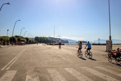 Via della spiaggia a Napoli su un mornig di estate Fotografia Stock Via della spiaggia a Napoli su un mornig di estate Fotografia Stock