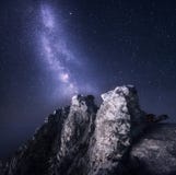Via Lattea Bello paesaggio di notte con le rocce ed il cielo stellato fotografia stock libera da diritti Via Lattea Bello paesaggio di notte con le rocce ed il cielo stellato fotografia stock libera da diritti