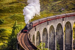 Viaducto ferroviario de Glenfinnan en Escocia con un tren del vapor Fotos de archivo libres de regalías Viaducto ferroviario de Glenfinnan en Escocia con un tren del vapor Fotos de archivo libres de regalías