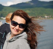 Viagem feliz da mulher foto de stock Viagem feliz da mulher foto de stock