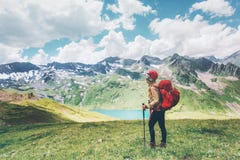 Viaggiatore che fa un'escursione in montagne che godono delle vacanze estive felici di emozioni di concetto di avventura di stile Immagine Stock Libera da Diritti Viaggiatore che fa un'escursione in montagne che godono delle vacanze estive felici di emozioni di concetto di avventura di stile Immagine Stock Libera da Diritti