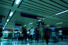 Viaggiatori non identificati dentro l'entrata di MRT alla stazione della metropolitana Il MRT serve giornalmente 240.000 passegge immagini stock Viaggiatori non identificati dentro l'entrata di MRT alla stazione della metropolitana Il MRT serve giornalmente 240.000 passegge immagini stock