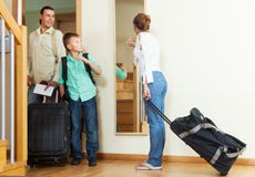 Viaggiatori ordinari della famiglia che vanno in vacanza fotografia stock Viaggiatori ordinari della famiglia che vanno in vacanza fotografia stock
