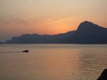 Viaggio del cielo delle montagne di tramonto del mare della natura del gabbiano immagine stock libera da diritti Viaggio del cielo delle montagne di tramonto del mare della natura del gabbiano immagine stock libera da diritti