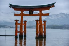 Viaggio del Giappone, Miyajima Torii, ingresso simbolico, aprile 2018 immagine stock Viaggio del Giappone, Miyajima Torii, ingresso simbolico, aprile 2018 immagine stock