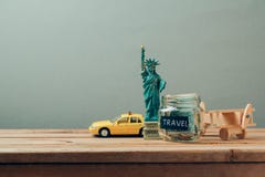 Viaja o conceito a New York, EUA com lembrança da estátua da liberdade Férias de verão do planeamento, fotografia de stock royalty free Viaja o conceito a New York, EUA com lembrança da estátua da liberdade Férias de verão do planeamento, fotografia de stock royalty free