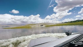 Viaje auto: SUV mueve el flujo del río Un coche grande monta en un camino de la alta montaña sobre un río peligroso de la montaña almacen de metraje de vídeo Viaje auto: SUV mueve el flujo del río Un coche grande monta en un camino de la alta montaña sobre un río peligroso de la montaña almacen de metraje de vídeo