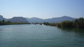 Viaje extenso turco del río a lo largo de la opinión verde de la costa de Dalyan Foto de archivo Viaje extenso turco del río a lo largo de la opinión verde de la costa de Dalyan Foto de archivo