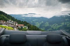 Viaje por carretera Visión trasera escénica desde el coche del cabriolé en las montañas de la montaña foto de archivo Viaje por carretera Visión trasera escénica desde el coche del cabriolé en las montañas de la montaña foto de archivo