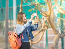 Viajero asiático de la mujer que usa el teléfono móvil para tomar la foto foto de archivo libre de regalías Viajero asiático de la mujer que usa el teléfono móvil para tomar la foto foto de archivo libre de regalías
