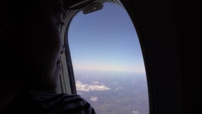 viajero 4K dentro del avión usando throug del smartphone la ventana un aeroplano almacen de metraje de vídeo viajero 4K dentro del avión usando throug del smartphone la ventana un aeroplano almacen de metraje de vídeo