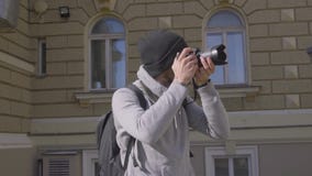 Viajero masculino con la cámara de la foto Viajero masculino con la cámara de la foto
