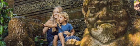 Viajeros de la mamá y del hijo que descubren el bosque de Ubud en el bosque del mono, Bali Indonesia Viajando con la BANDERA del foto de archivo Viajeros de la mamá y del hijo que descubren el bosque de Ubud en el bosque del mono, Bali Indonesia Viajando con la BANDERA del foto de archivo