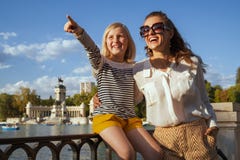 Viajeros sonrientes de la madre y del niño que señalan en algo fotos de archivo libres de regalías Viajeros sonrientes de la madre y del niño que señalan en algo fotos de archivo libres de regalías