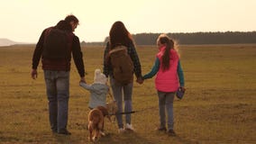 viajes de la familia con el perro en el llano trabajo en equipo de una familia unida madre, peque?o ni?o e hijas y animales dom?s metrajes viajes de la familia con el perro en el llano trabajo en equipo de una familia unida madre, peque?o ni?o e hijas y animales dom?s metrajes