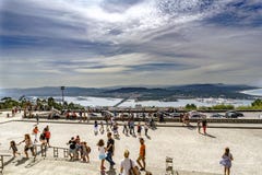 Viana doet Castelo, Portugal 15 augustus, 2017: Promenade voor het heiligdom van santa Lucia met vele toeristen die het bezoeken royalty-vrije stock afbeelding Viana doet Castelo, Portugal 15 augustus, 2017: Promenade voor het heiligdom van santa Lucia met vele toeristen die het bezoeken royalty-vrije stock afbeelding