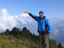 Viandante su Poon Hill, gamma di Dhaulagiri, Nepal fotografia stock libera da diritti Viandante su Poon Hill, gamma di Dhaulagiri, Nepal fotografia stock libera da diritti
