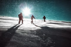 Viandanti e precipitazioni nevose in montagne di inverno Immagini Stock Viandanti e precipitazioni nevose in montagne di inverno Immagini Stock