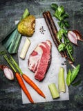 Viande crue de poitrine de boeuf avec les ingrédients organiques de légumes pour la soupe ou le bouillon faisant cuire sur le fon images libres de droits Viande crue de poitrine de boeuf avec les ingrédients organiques de légumes pour la soupe ou le bouillon faisant cuire sur le fon images libres de droits