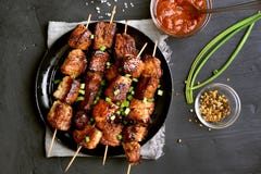 Viande de BBQ sur les brochettes en bois images libres de droits Viande de BBQ sur les brochettes en bois images libres de droits