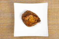 Viande grillée de bifteck dans un plat blanc avec la serviette en bambou images libres de droits Viande grillée de bifteck dans un plat blanc avec la serviette en bambou images libres de droits