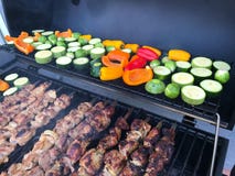 Viande grillée délicieuse assortie avec des légumes sur un barbecue Images stock Viande grillée délicieuse assortie avec des légumes sur un barbecue Images stock