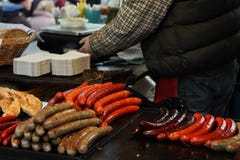 Viandes fumées sur le gril au marché de Noël Images libres de droits Viandes fumées sur le gril au marché de Noël Images libres de droits