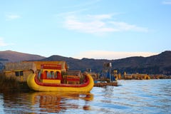 Vibrante coloreó a Totora tradicional Reed Boats en el lago Titicaca, Uros Floating Island famoso de Puno, Perú imagen de archivo Vibrante coloreó a Totora tradicional Reed Boats en el lago Titicaca, Uros Floating Island famoso de Puno, Perú imagen de archivo