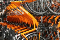 Vicenza, VI, Italia - 1° gennaio 2017: Magazzino di bicycl arancio Fotografia Stock Vicenza, VI, Italia - 1° gennaio 2017: Magazzino di bicycl arancio Fotografia Stock
