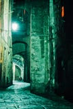 Vicolo di notte in vecchia città di Siena, Toscana, Italia immagini stock Vicolo di notte in vecchia città di Siena, Toscana, Italia immagini stock