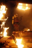 Victimes de recherche de sauveteur sur l'incendie images stock Victimes de recherche de sauveteur sur l'incendie images stock