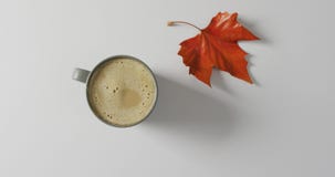 Vue De Dessus De La Tasse De Café Avec Feuille D'automne Et Cuillère