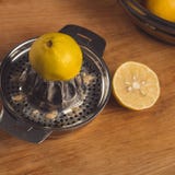Vida inmóvil de la bella arte con el zumo de naranja y el juicer de la porcelana foto de archivo Vida inmóvil de la bella arte con el zumo de naranja y el juicer de la porcelana foto de archivo