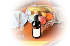 Vida inmóvil hermosa en un hotel turco con la fruta y una botella de vino del cumpleaños fotografía de archivo Vida inmóvil hermosa en un hotel turco con la fruta y una botella de vino del cumpleaños fotografía de archivo