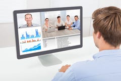 Video comunicazione dell'uomo d'affari sul computer fotografia stock Video comunicazione dell'uomo d'affari sul computer fotografia stock